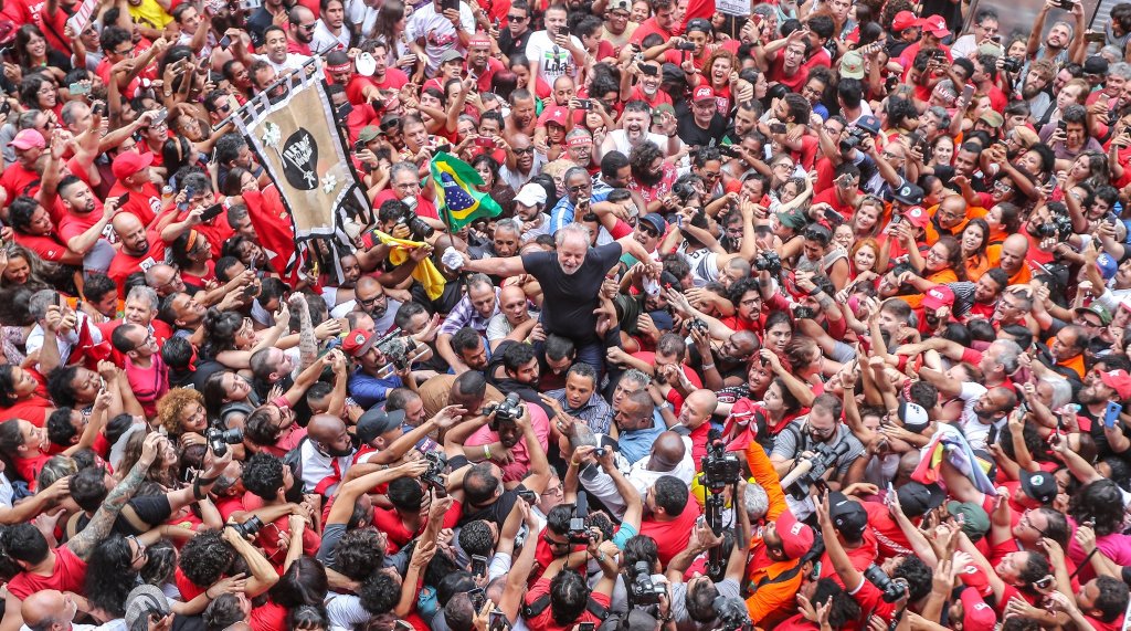 O ex-presidente Lula é carregado após sua libertação em 2019