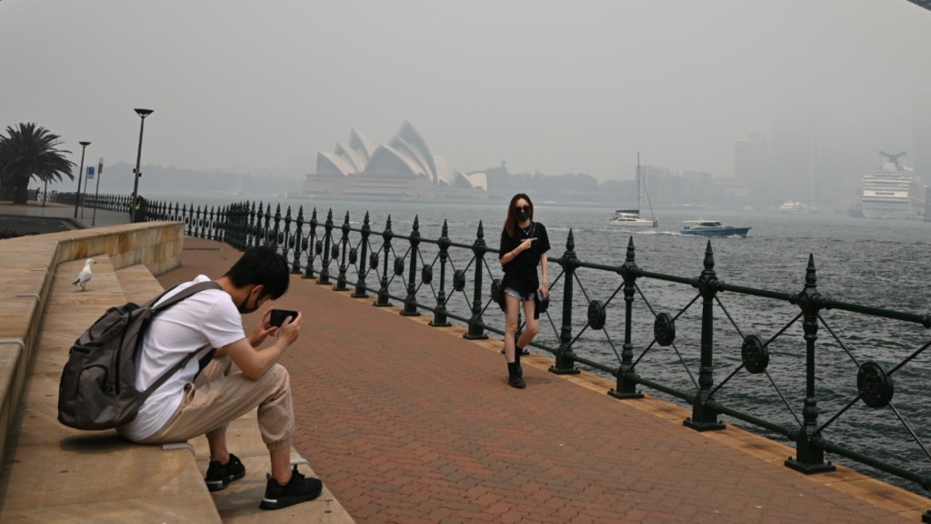 Gedung Opera Sydney tertutup kabut asap