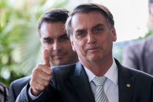 O presidente Jair Bolsonaro e seu filfo Flavinho