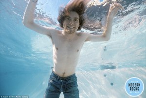 Kurt Cobain menirukan bayi dalam sampul album Nevermind