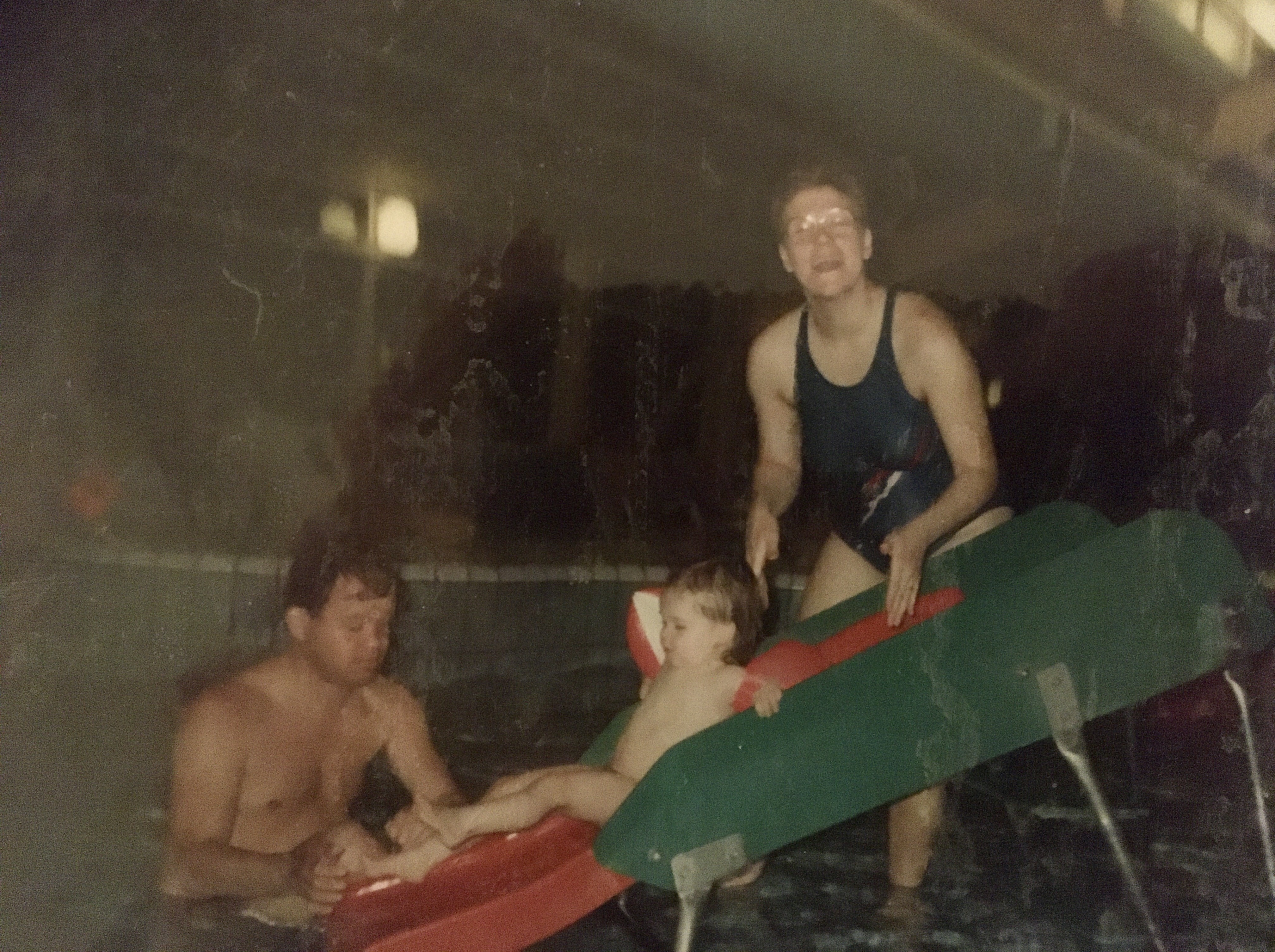 Sandra met haar ouders in het zwembad