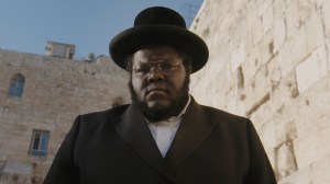 Der Rapper Nissim Black vor der Klagemauer in Jerusalem