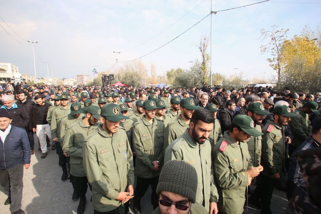 Personel Garda Revolusi Iran berkabung dan menggelar demonstrasi di Teheran, pada 3 Januari 2020, setelah AS membunuh petinggi mereka, Mayjen Qassem Souleimani.​ Foto oleh Atta Kenare/AFP