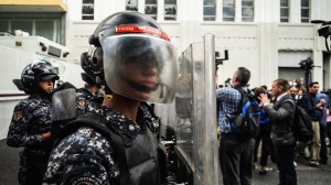 Bolivarian National Police block access to the National Assembly. Photo by Gindel Delgado.