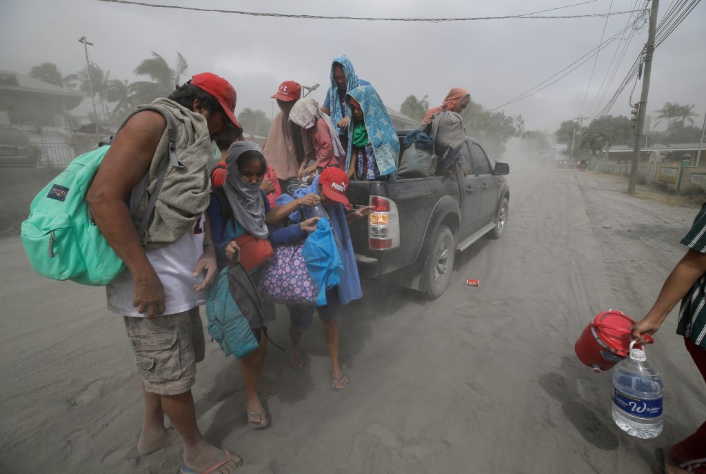 Una familia se traslada a terrenos más seguros en Tagaytay, provincia de Cavite, al sur de Filipinas