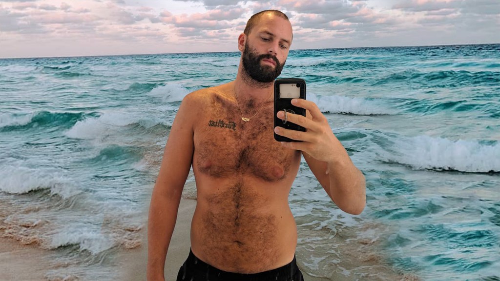 Joseph Ohlert macht ein Selfie von sich, im Hintergrund ist das Meer zu sehen.