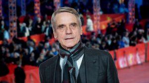 Jeremy Irons vor dem roten Teppich der Berlinale