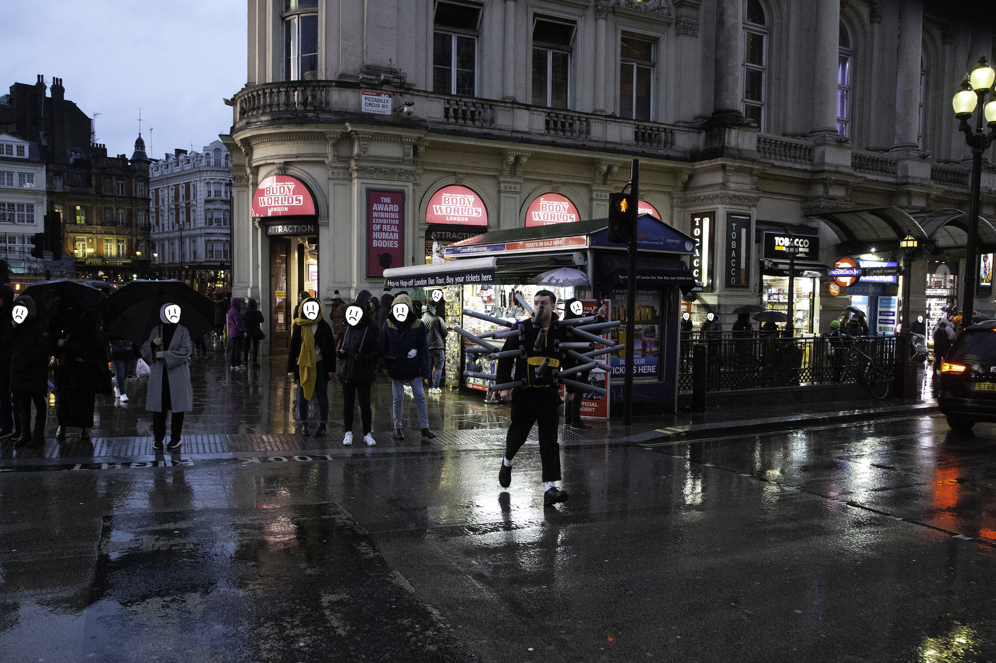 Der Autor läuft in seiner Abstandsjacke zur London