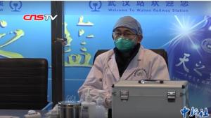 A_medical_staff_in_Wuhan_railway_station_during_the_Wuhan_coronavirus_outbreak