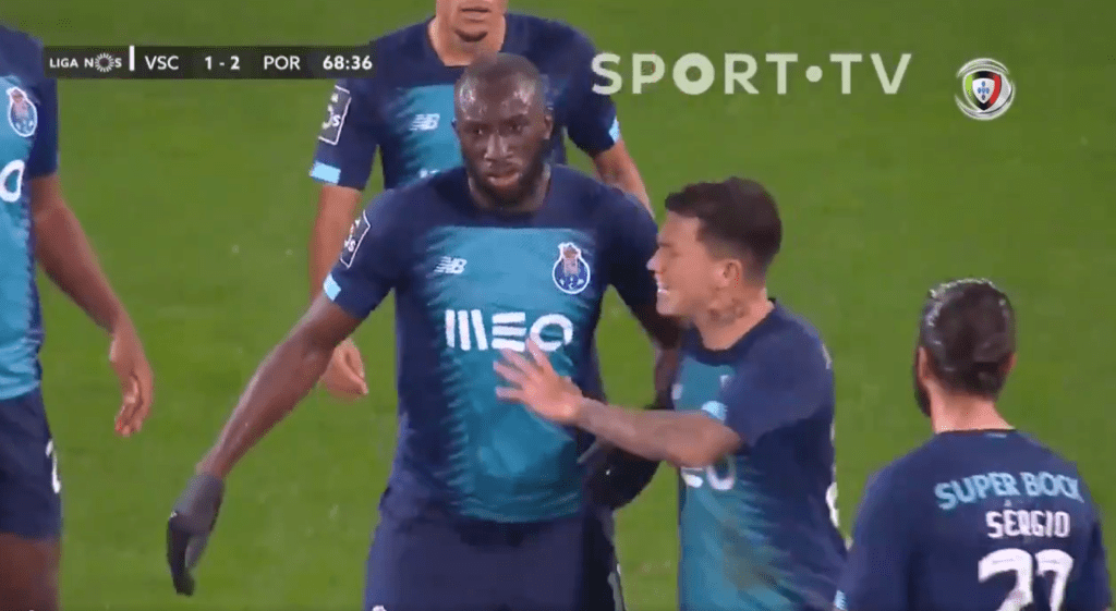 Striker Moussa Marega ditahan sejumlah pemain ketika dia ingin keluar lapangan setelah dihina pendukung lawan