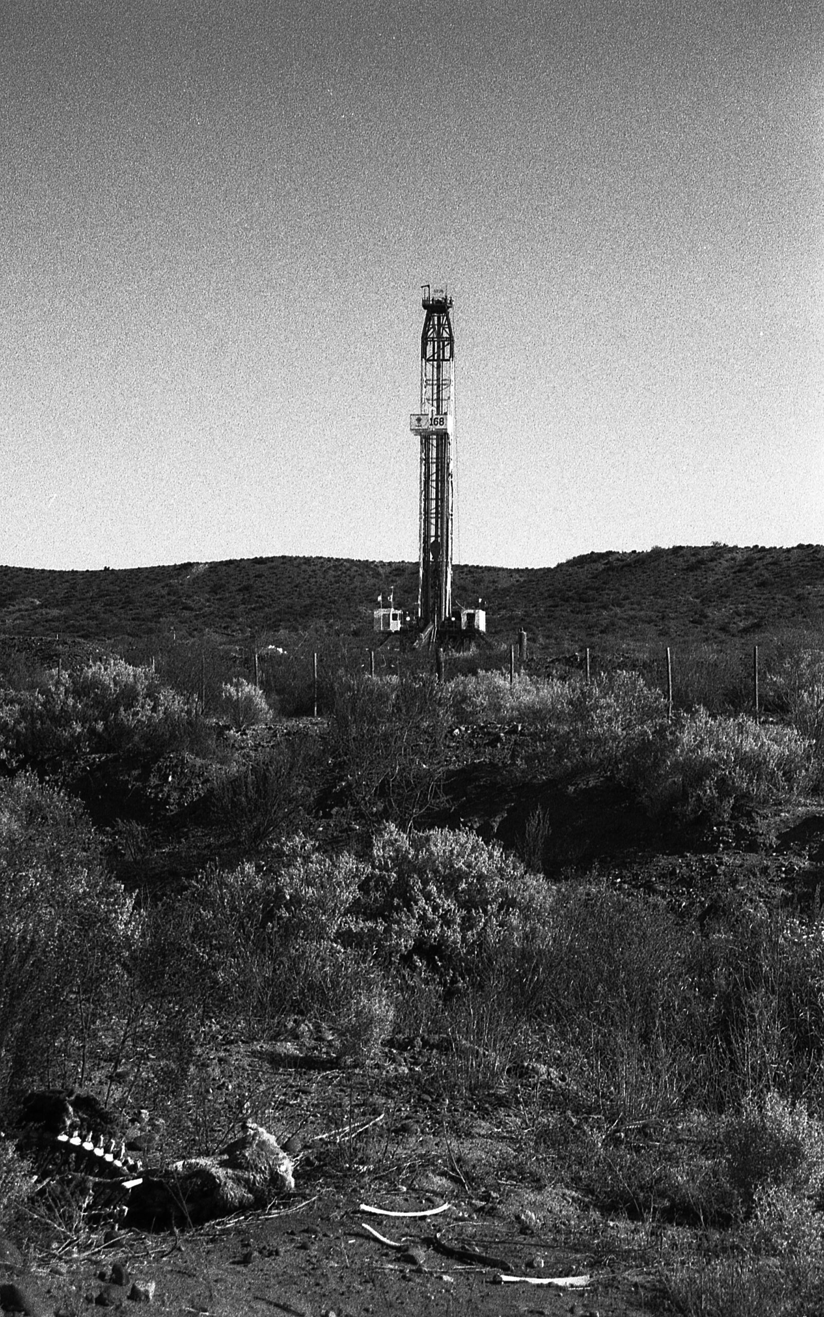 Torre de fracking y Vaca Muerta. Tratayen.