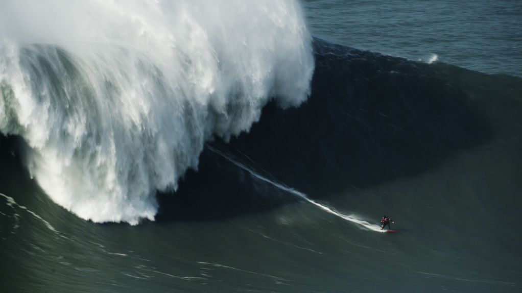 Der Big-Wave-Surfer Ross-Clarke Jones​ reitet eine Welle vor Nazaré