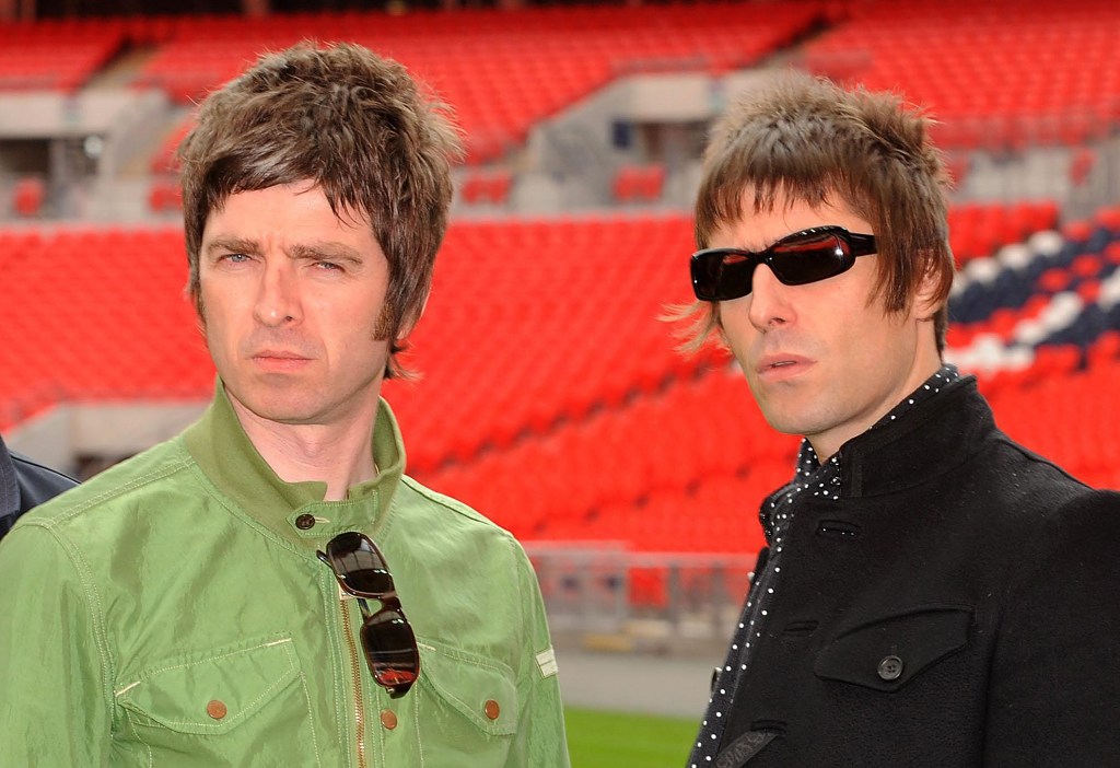 Momen langka Noel dan Liam Gallagher mau difoto bareng. Foto oleh Samir Hussein / Getty Images