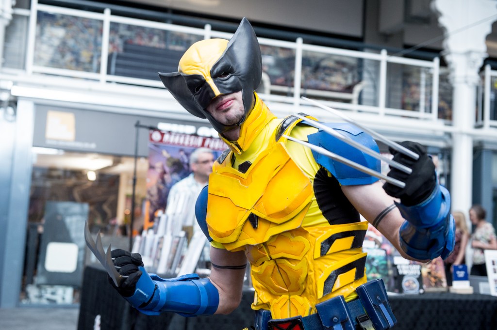 Orang cosplay jadi wolverine