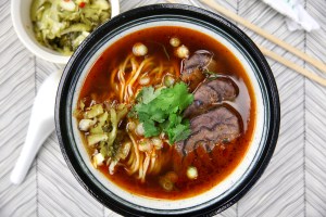 Zuppa taiwanese di noodle e manzo