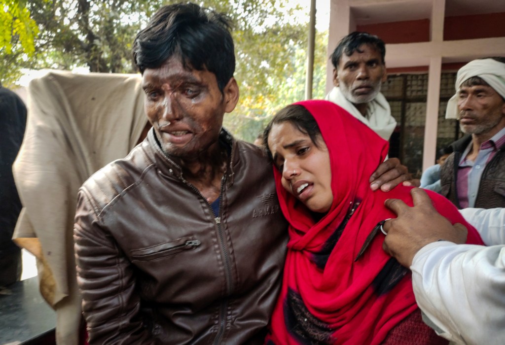 Gulshan Qassar​, 27, and her husband sobbing, while waiting,outside the mortuary of Guru Tegh Bahadur hospital on February 28. Photo: by Fahad Shah​/VICE News.