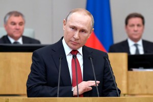 Presiden Rusia Vladimir Putin berpidato di hadapan anggota parlemen selama sesi Majelis Rendah Duma di Moskow, Rusia pada Selasa, 10 Maret 2020. (Alexei Nikolsky, Sputnik, Kremlin Pool Photo via AP)