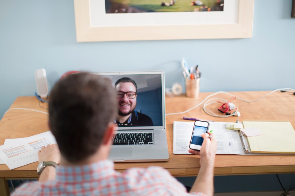 Man gebruikt zoom op laptop