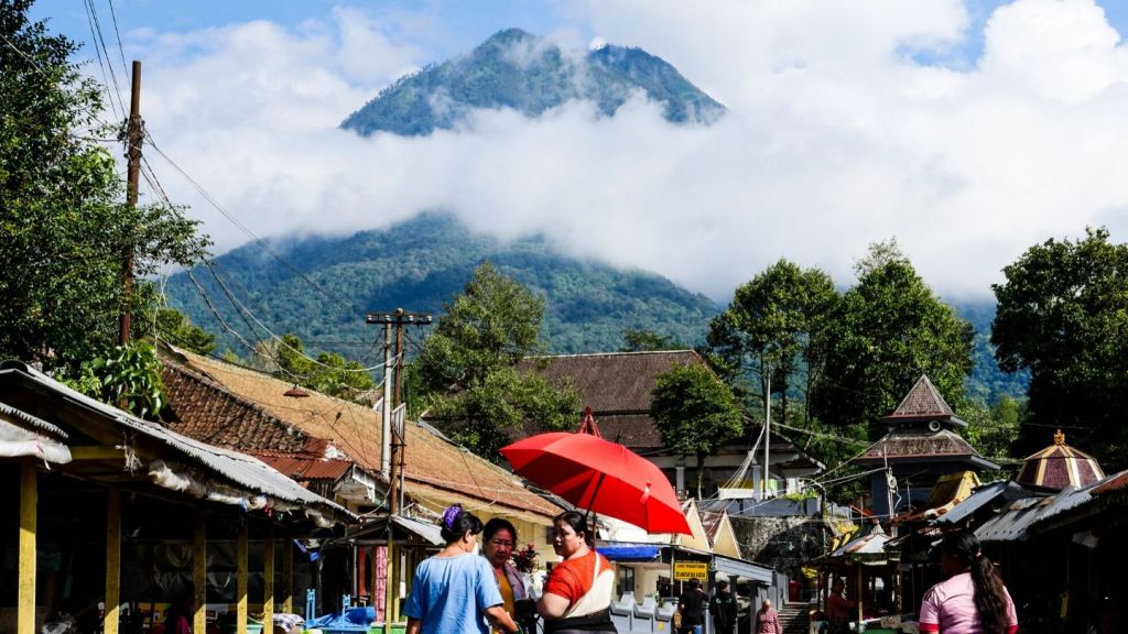 Mengikuti Perjalanan Para Pemburu Kekayaan di Gunung Kawi