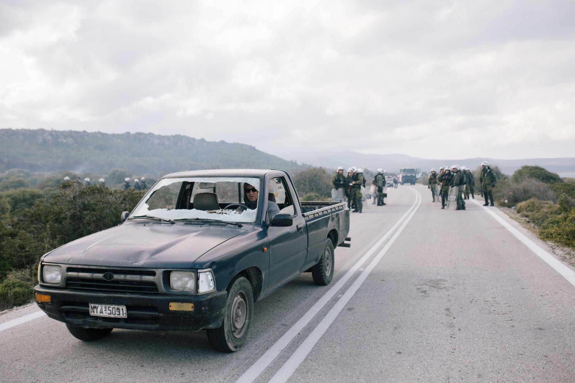 Ein Pick-up-Truck mit zersplitterter Frontscheibe