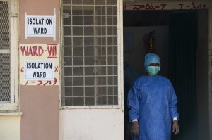 Enfermera con equipo de protección en una sala de cuarentena en Hyderabad