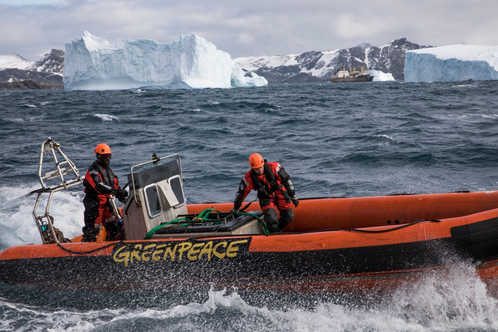 Een boot van Greenpeace in Antarctica