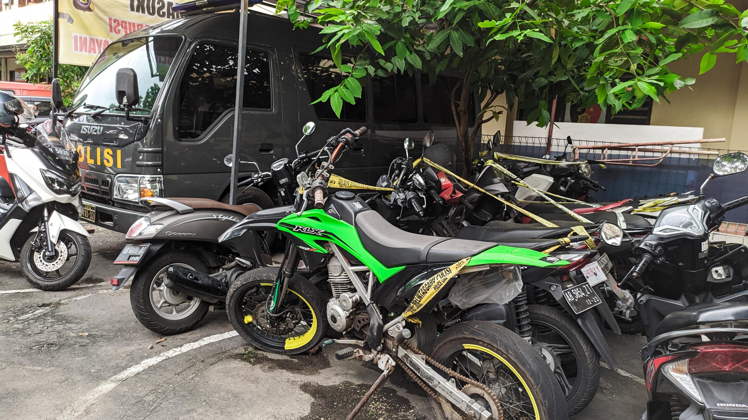 1585734812957-Barang-bukti-deretan-motor-yang-diamankan-sementara-polres-Sleman-KLX-dan-matic-adalah-jenis-motor-yang-paling-diminati-para-pelaku-klitih