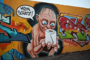 Ein Graffiti von Gollum mit einer Rolle Klopapier