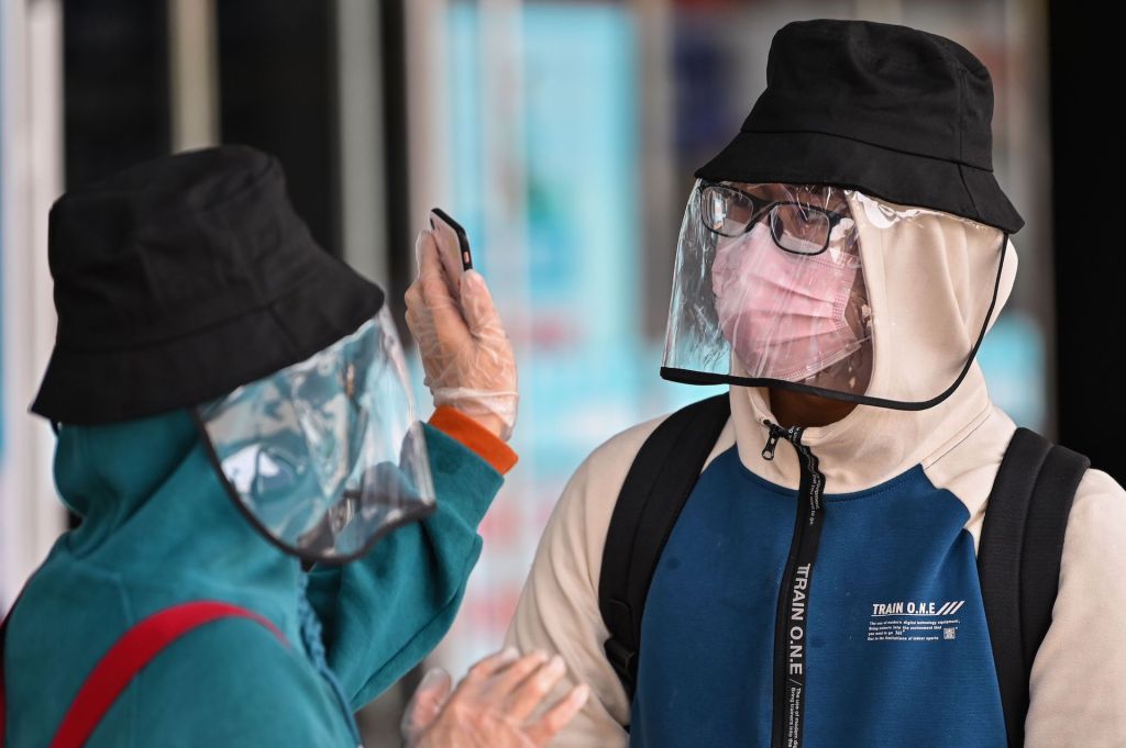 Een stel draagt gezichtsmaskers