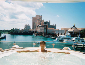 jacuzzi, bogati in izolare, coronavirus