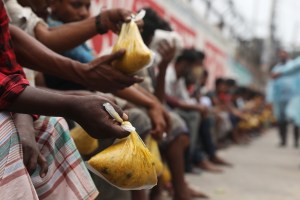 Tangan orang memegang sebungkus makanan