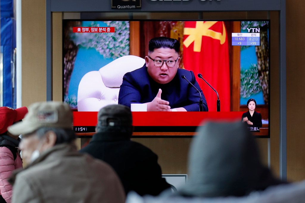 Warga Korea Selatan menonton berita tentang pemimpin Korea Utara Kim Jong-un di Stasiun Kereta Api Seoul pada 21 April 2020. (AP Photo/Lee Jin-man)