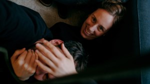 Corinna und Ilkay wrestlen jeden Tag auf dem Wohnzimmerboden.