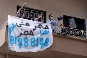 Mujeres protestando contra violencia doméstica en Líbano