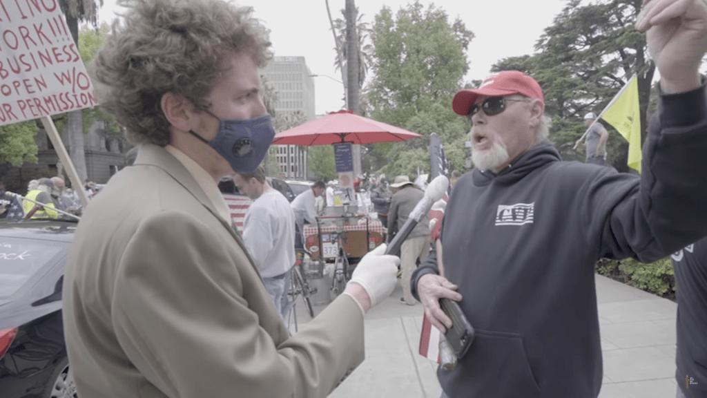 Andrew Callaghan, der Moderator der YouTube-Sendung All Gas No Breaks interviewt einen Teilnehmer eines Anti-Lockdown-Protestes in Sacramento