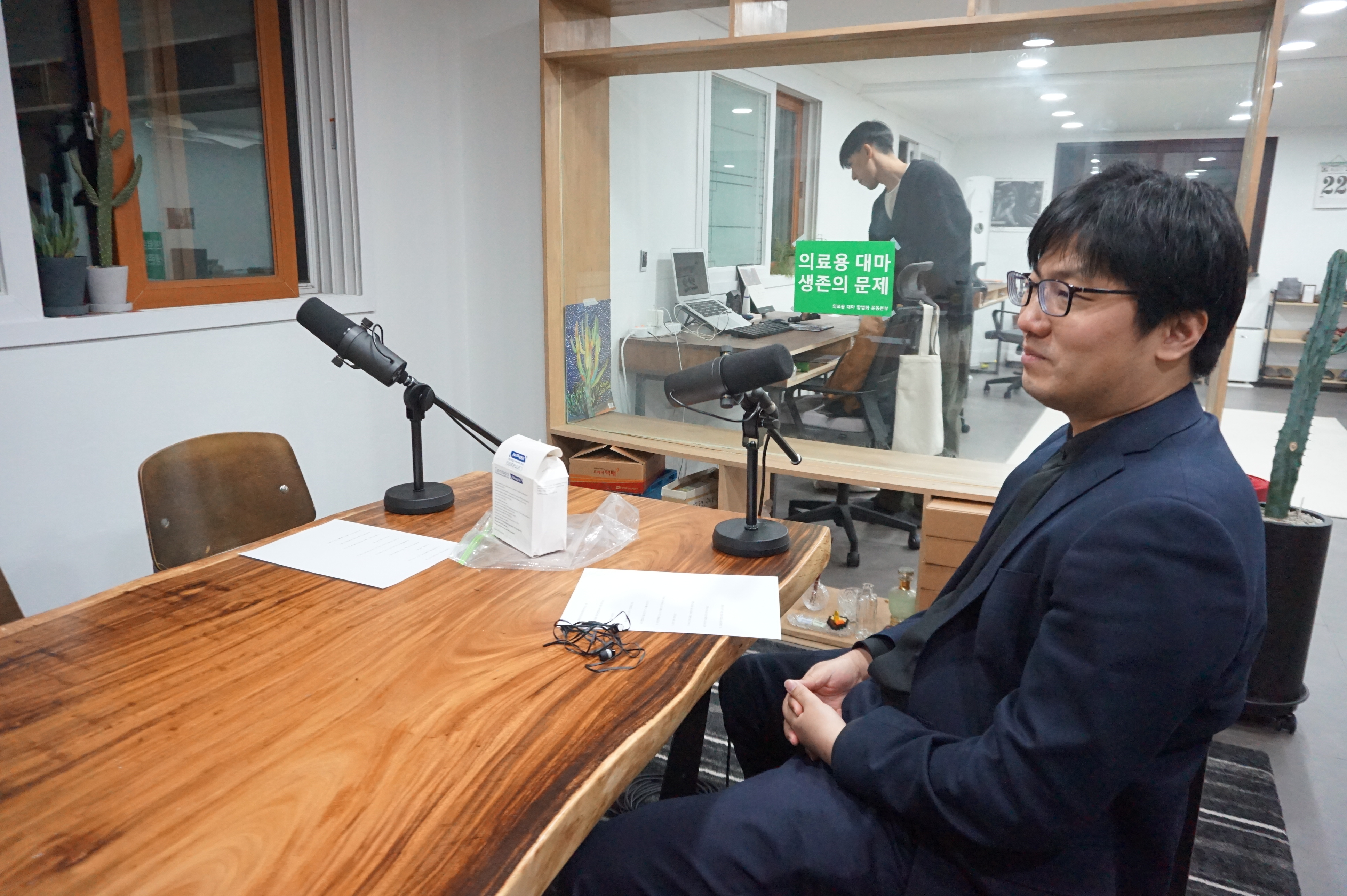 1588230436282-Pastor-Kang-Sung-seok-prepares-for-a-recording-of-a-podcast-series-about-legalising-medical-marijuana