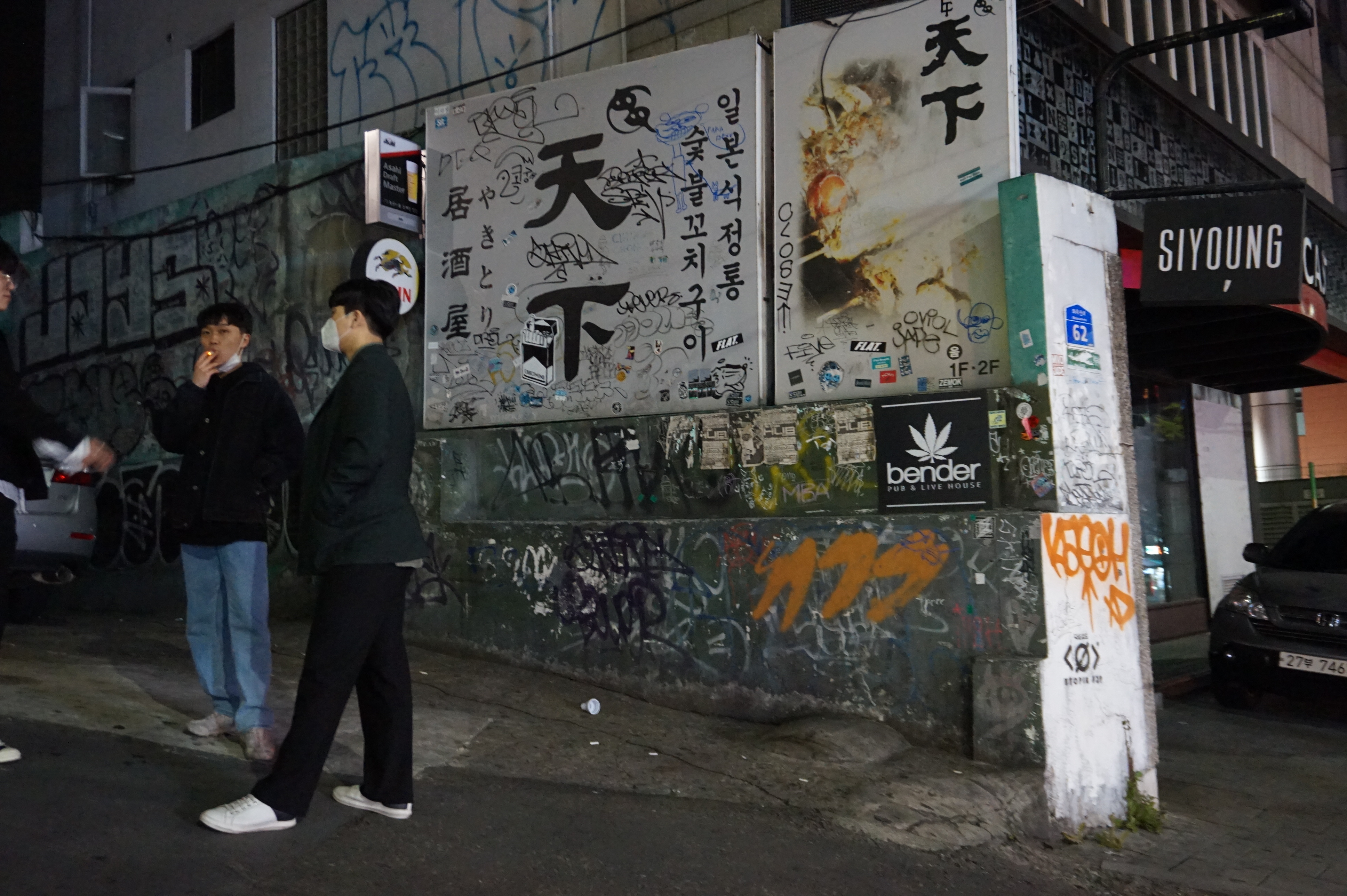 1588230613269-Signs-of-marijuana-can-be-found-in-alleyways-of-neighborhoods-like-Hongdae-where-youth-culture-is-dominant