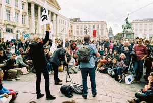 extinciton rebellion protest demonstratie groep mensen op plein in Brussel vlag. fotograaf: thomas mamakis.