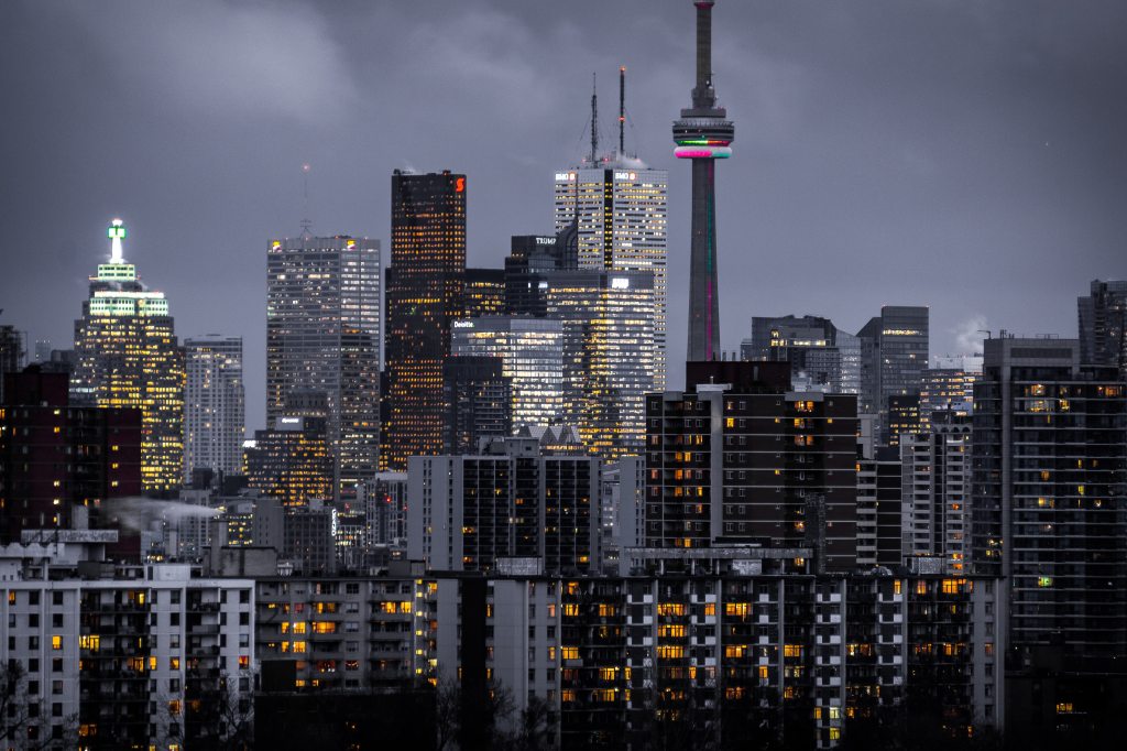 Photo of Toronto skyline. Coronavirus news: rents are cheaper in Toronto and Vancouver for the first time in years