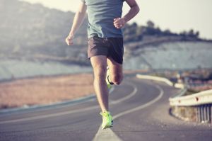 hombre corriendo al aire libre en la carretera