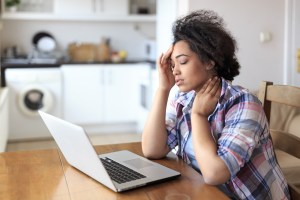 Mujer joven frustrada por la búsqueda de empleo