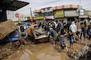 14 April 2020, Yemen, Sanaa: Yemeni people inspect the damage in a flooded market following heavy rains in Sanaa. Photo by: Hani Al-Ansi/picture-alliance/dpa/AP Images