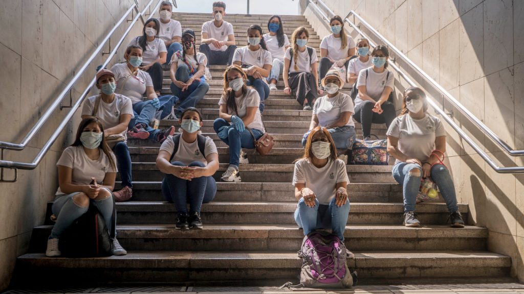 ‘Ayudamos como podemos’: un día con los médicos migrantes que luchan como voluntarios contra el coronavirus