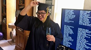 Maxine Philavong, lulusan University of Connecticut yang wisuda dari rumah