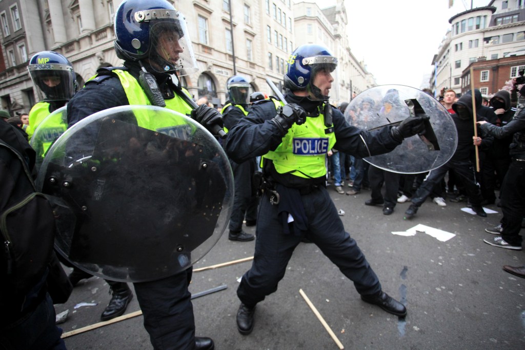 policía disturbios londres