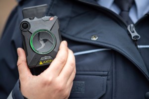 A police woman wears a Bodycam. (Sebastian Gollnow/picture-alliance/dpa/AP Images​)