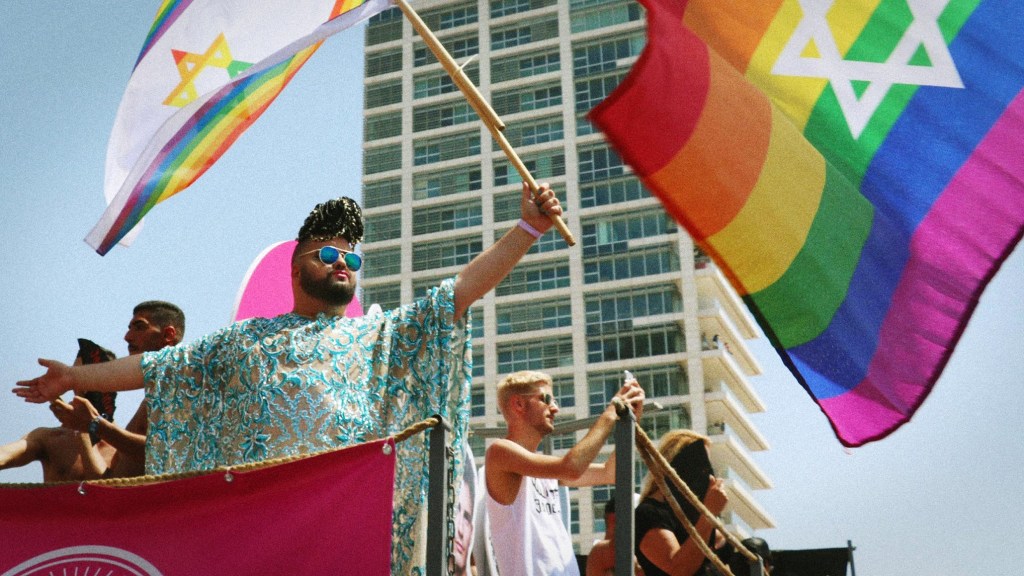 Menschen bei der Pride-Parade in Tel Aviv. Die israelische Stadt gilt als besonders LGBTQ-freundlich, wir erklären in diesem Artikel, warum