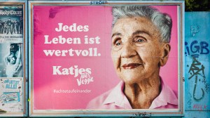 Eine Katjes Werbung, auf der der Slogan "Jedes Leben ist Wertvoll" steht, vor einer alten Frau auf pinkem Grund. Ein Beispiel für Wokewashing