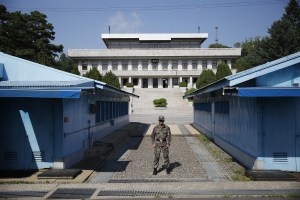 Tentara Korea Selatan berjaga di desa Panmunjom yang berada di Zona Demiliterisasi Korea (DMZ). Foto diambil pada 28 Agustus 2019 oleh Kim Hong-ji via AFP.