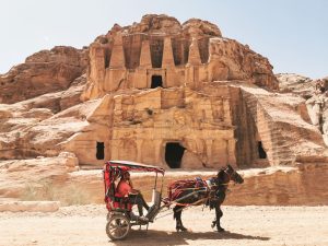 Petra, Jordan - Iza nasmejanih turista u kocijama, napacene zivotinje